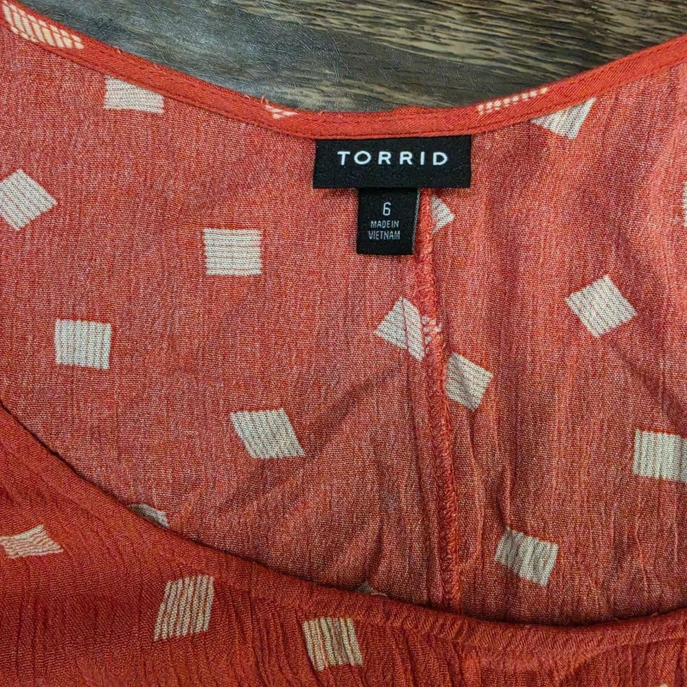 TORRID sz 6 Babydoll Top Womens Red Geometric Square Pleated Gauze Scoop Neck - Picture 2 of 5